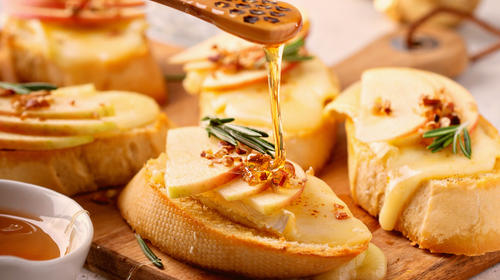 TOASTS CROUTILLANTS, MIEL & FROMAGE DE CHÈVRE